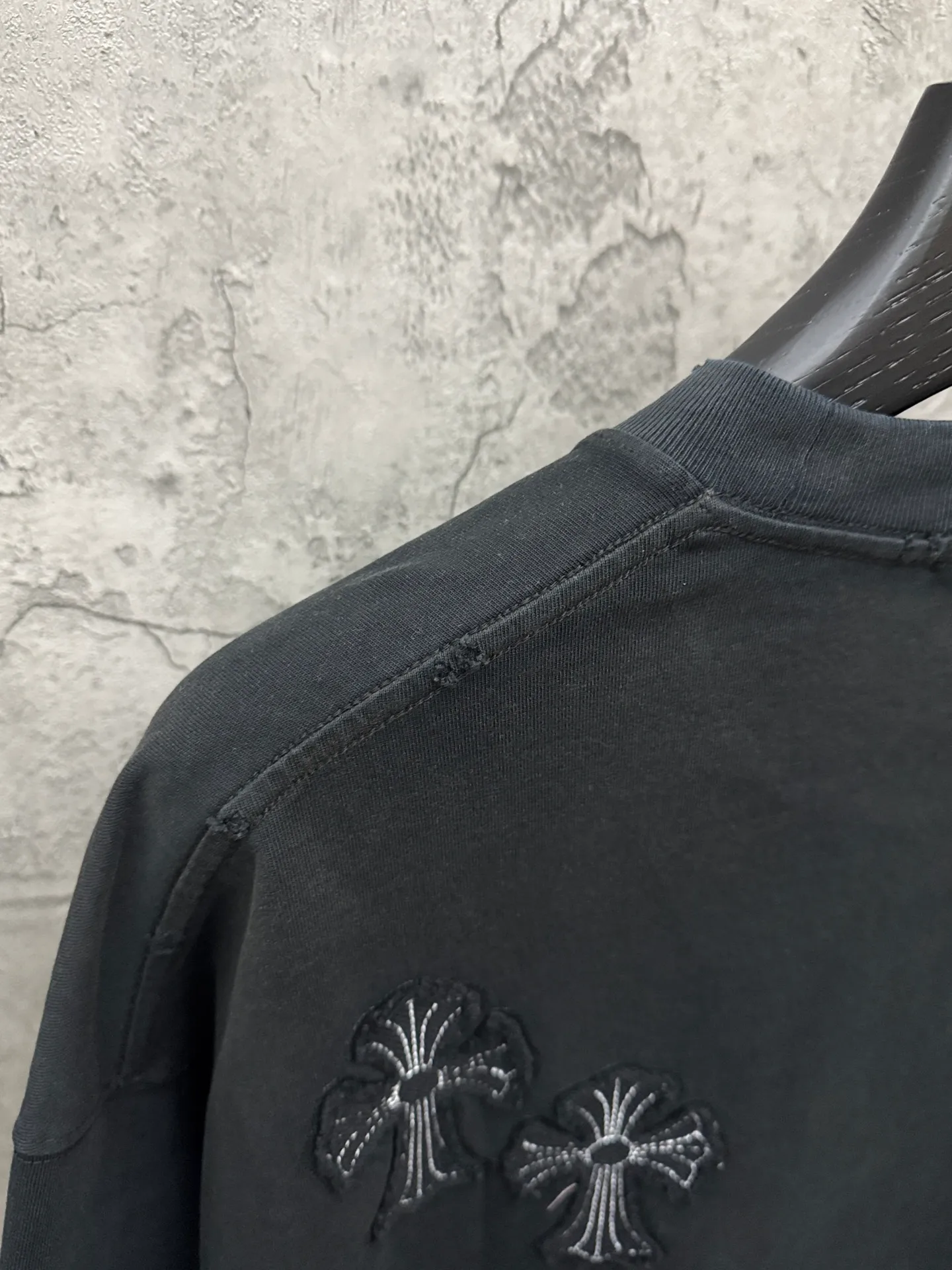 P240 top version, real shot without P, ​​different from market currency) 𝗖𝗵𝗿𝗼𝗺𝗲 𝗛𝗲𝗮𝗿𝘁𝘀/Croxin 2026 spring new original single counter American washed patch embroidered couple short sleeves 👑The highest version! Customized fabric 320 grams, washed and fried, a hot-selling model at the counter, very comfortable to wear. Accessories: original molded and authenticated collar label➕100% silk wash label. Genuine purchase-grade original hangtag➕matching hanging rope➕3D hanging beads➕original packaging bag. Craftsmanship: The original version has consistent wiring! The highest version of the armhole matching technique! Color: Black White Size: S M L XL Style No.: 5206